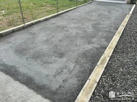 しっかり固める舗装材で駐車しやすいスペースへ仕上げた工事