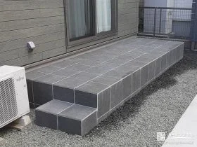 タイルデッキにステップを増設し昇り降りしやすく[施工後]