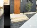 端正な佇まいと、日々の便利さを両立した宅配ボックス付き機能門柱