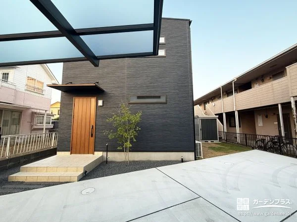 斜めにデザインした駐車スペースがこだわりの新築外構