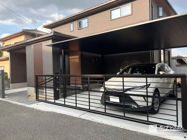 邸宅感を高める、重厚かつスマートなカースペース