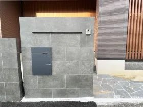 重厚なタイル門柱が引き立てる、上質な門周り[施工後]