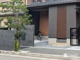 落ち着きのある乱形石張りアプローチ[施工後]