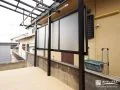 前面パネルで目隠し効果もあるテラス屋根