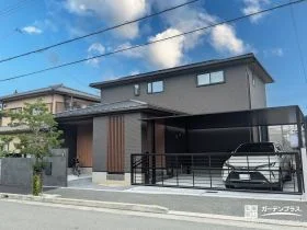 建物と調和する、重厚感と実用性を備えたモダンな新築外構