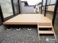 テラスまわりを有効活用する大きなウッドデッキ