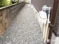 防草シートと砂利で雑草対策した犬走り