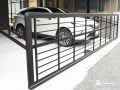 細めの格子がスタイリッシュで防犯を高めるカーゲート