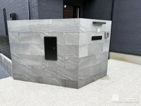 重厚感と上質さをまとった、タイル門柱が迎えるエントランス[施工後]