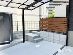 高低差を活かして、安心とプライバシーを両立した裏庭動線[施工後]