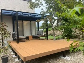 屋根付きの広々としたウッドデッキで快適なお庭空間を叶えた工事