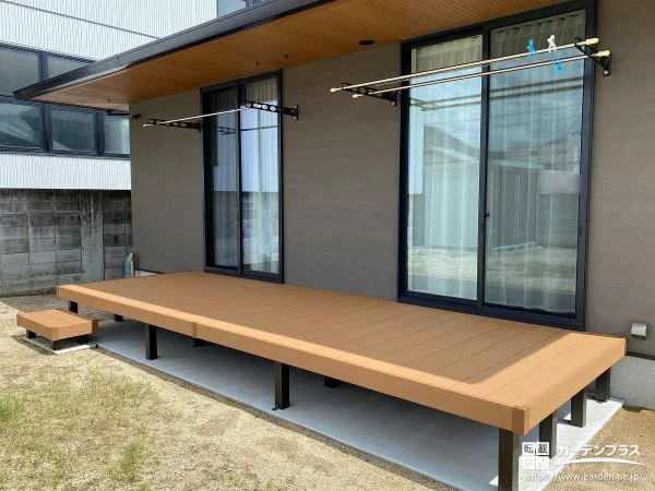 ステップ付きで安心してお使いいただけるウッドデッキ