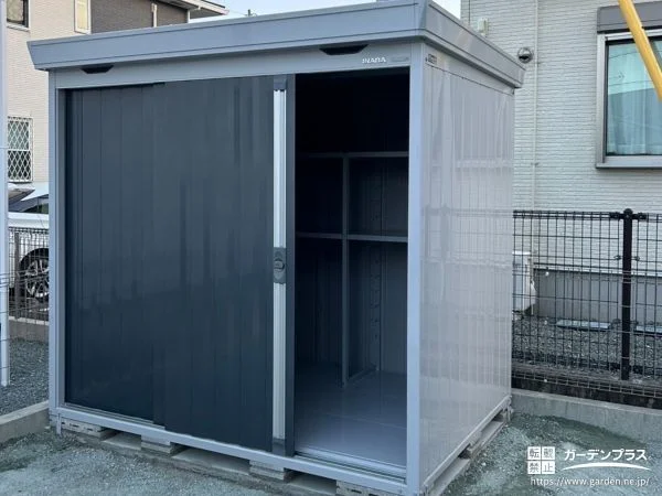 上品なチャコールグレの物置