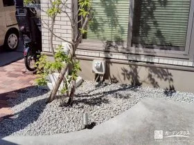 砂利を敷きすっきり整った植栽スペース[施工後]