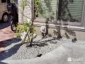 砂利を敷きすっきり整った植栽スペース