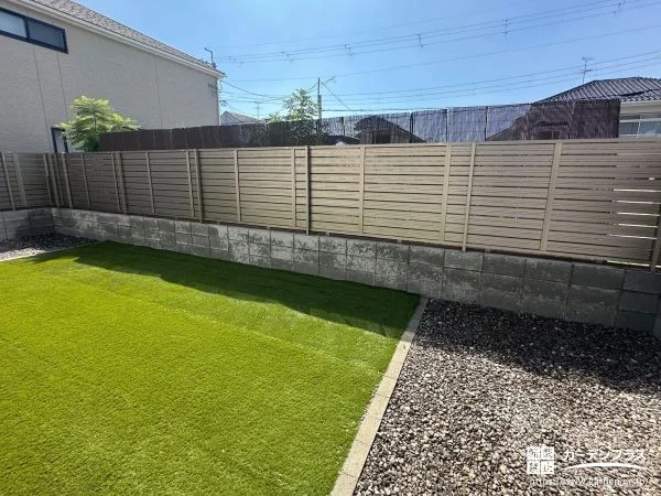 No.27376 落ち着いた色合いで景観を整える目隠しフェンスの設置工事[施工後]