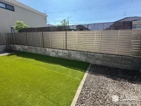 落ち着いた色合いで景観を整える目隠しフェンスの設置工事