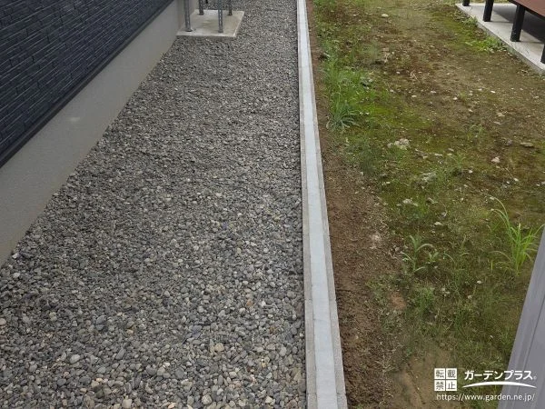 お庭のラインを美しく整えるコンクリートブロックの見切り工事