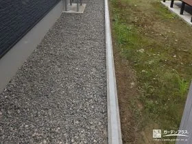 お庭のラインを美しく整えるコンクリートブロックの見切り工事