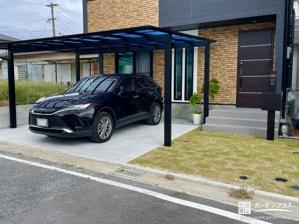 シンプルな玄関アプローチに天然芝を敷き温かみを添えた工事