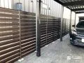 木調フェンスで視線をやわらかく遮り、落ち着いた駐車スペースに