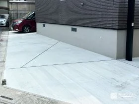 斜めラインが映えるスタイリッシュな土間コンクリートの駐車スペース[施工後]