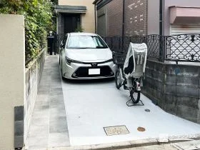 門まわりをセットバックし、限られた敷地に2台分の駐車スペースを確保[施工後]