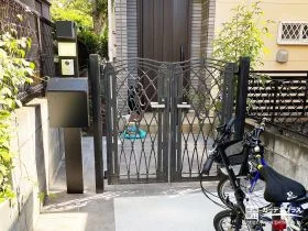 玄関までの道のりがすっきり見えるレイアウトへ[施工後]