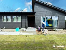 のびのびと遊べる心地よい天然芝の庭[施工後]