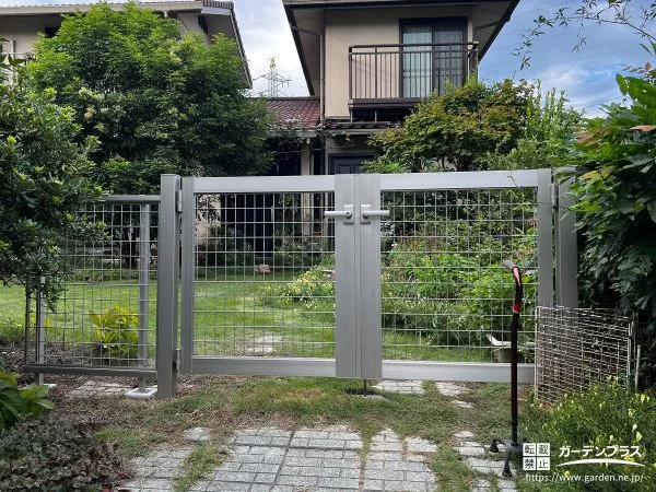 お庭の開放感を残しつつ快適に使えるメッシュ門扉の設置工事