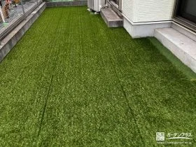 緑鮮やかな人工芝で明るく心地よく整えた主庭のリフォーム工事