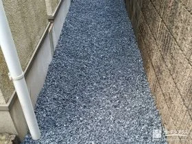 砂利ですっきりさせた犬走り[施工後]