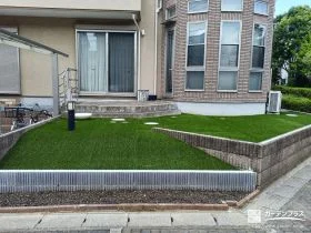 雑草を抑える緑豊かな人工芝[施工後]