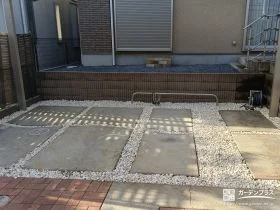 イエロー系のカラー砂利で駐車スペースの雑草対策をした工事