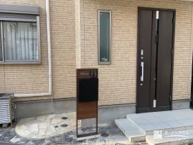 木目調の機能門柱で玄関まわりを優しく整えた外構リフォーム工事