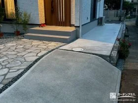 華やかな乱形石張りの玄関アプローチ[施工後]