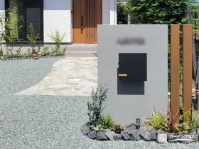 塗装仕上げの造作門柱と乱形石で魅せる温かみのある玄関前工事