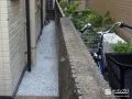雑草対策でお手入れしやすい犬走りに整えた防草シートと砂利工事
