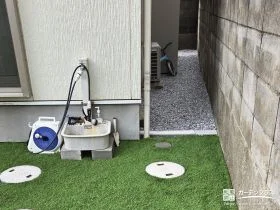 人工芝敷きのお庭と砂利敷きの犬走りで快適に仕上げた工事