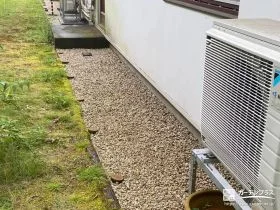 植栽スペースと犬走りをすっきり整えた化粧砂利の敷設工事