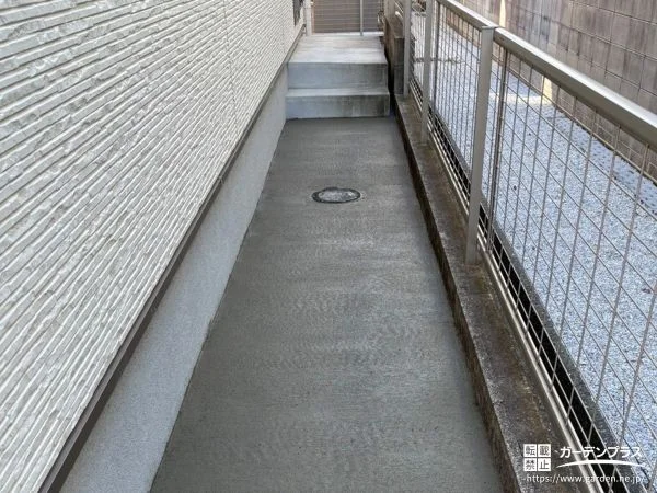 犬走りを平らでお手入れしやすく整える土間コンクリートの打設工事