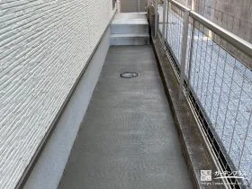 犬走りを平らでお手入れしやすく整える土間コンクリートの打設工事