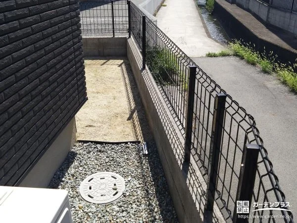 ブラックのメッシュフェンスで境界を明確化したリフォーム工事