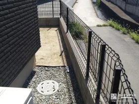 ブラックのメッシュフェンスで境界を明確化したリフォーム工事