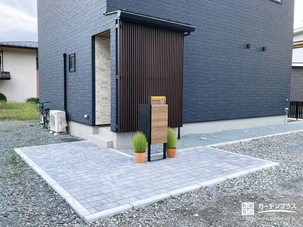 No.27399 黒の外観を引き立てる温かみを感じるシンプルモダンな新築外構[施工後]