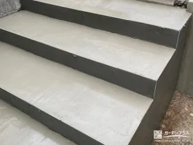 歩きやすく整えた玄関アプローチ階段[施工後]