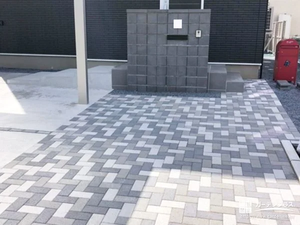 濃淡のある色をリズムよく並べた玄関アプローチ