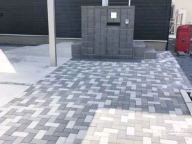 濃淡のある色をリズムよく並べた玄関アプローチ[施工後]