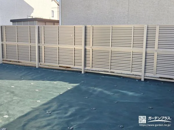 コストを抑えたスタイリッシュな目隠しフェンス