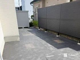 必要なところだけしっかり隠す。暮らしに合わせた目隠しと防草対策のある庭づくり[施工後]